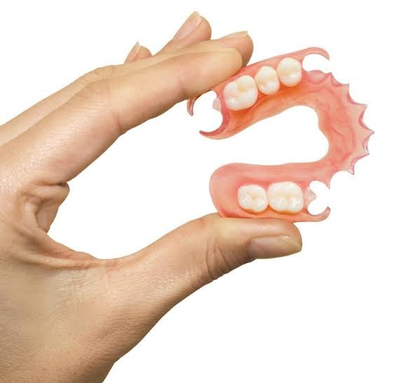 Felix Denture (طقم أسنان جزئي)